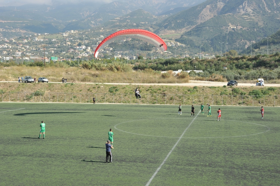 Πρόεδρος πήγε στο γήπεδο με… αλεξίπτωτο! (Video) - Media