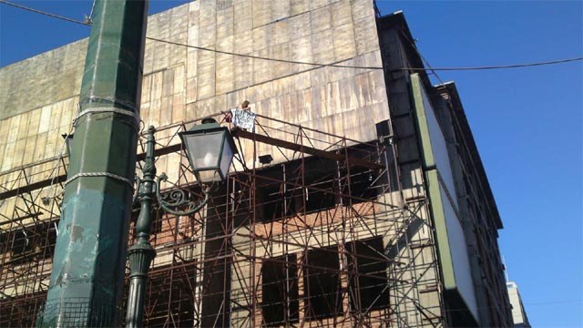 Αίσιο τέλος για τον άντρα που απειλούσε να αυτοκτονήσει στον Πειραιά - Media