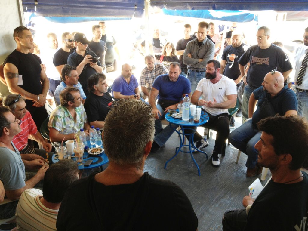 Είχε προαναγγελθεί η επίθεση των Χρυσαυγιτών στα μέλη του ΚΚΕ στο Πέραμα (Video) - Media