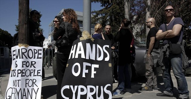 Διαμαρτυρίες Κύπριων πολιτών για την απόφαση - Media
