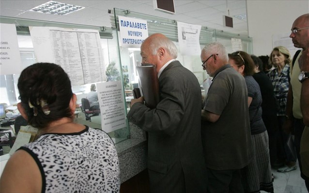 Ουρές και σήμερα για τους συνταξιούχους που θέλουν να δηλώσουν ΑΜΚΑ και ΑΦΜ - Media