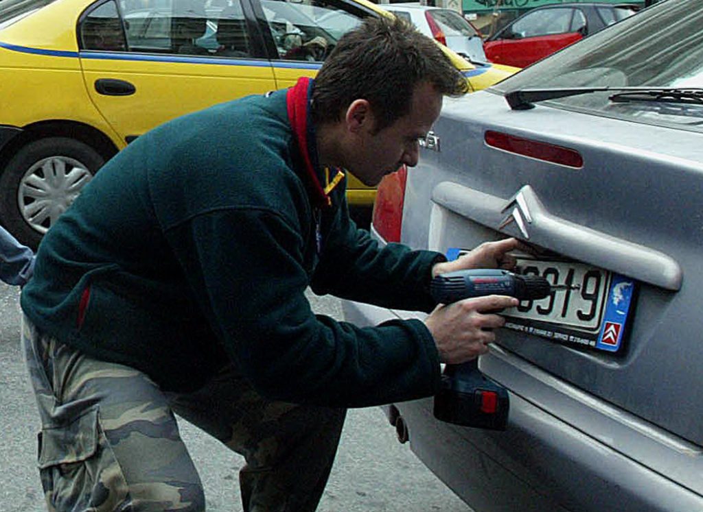 Σύλληψη αστυνομικού για πλαστές πινακίδες - Media