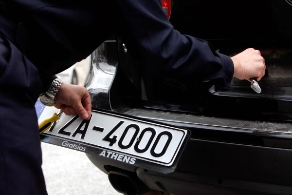 Την «έκαναν» αλά Λιάπης- Δύο συλλήψεις για πλαστές πινακίδες
  - Media