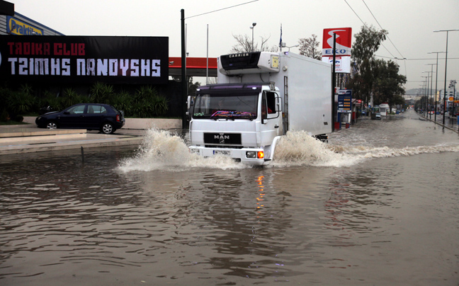 Έκλεισαν δρόμοι από την νεροποντή στην Αττική - Media