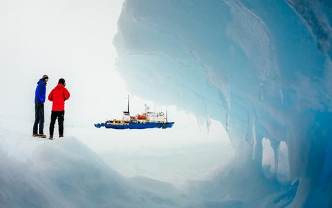 Άρχισε η επιχείρηση διάσωσης των επιβατών του παγιδευμένου πλοίου στην Ανταρκτική - Media