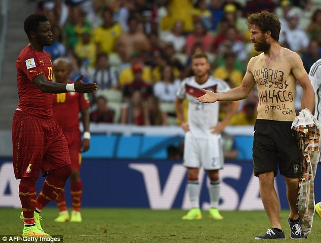 «Μαχαιριά» για το Μουντιάλ και τη  FIFA τα ρατσιστικά κρούσματα στον αγώνα Γερμανία – Γκάνα 2 - 2
 - Media