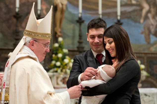 Βάφτισε παιδί ανύπαντρου ζευγαριού ο Πάπας Φραγκίσκος - Media