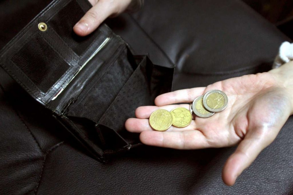 INE: Ένας στους δύο Έλληνες στα όρια της φτώχειας - Media