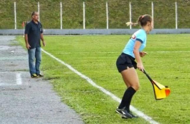 Απέβαλαν προπονητή γιατί φλέρταρε με την 25χρονη επόπτη του αγώνα (Video) - Media