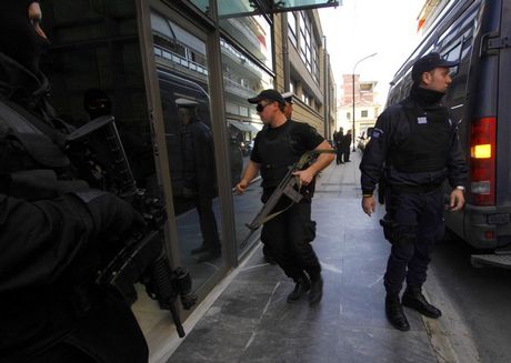 Δύο προσαγωγές για το δέμα-βόμβα στον πρώην διοικητή της Αντιτρομοκρατικής - Media