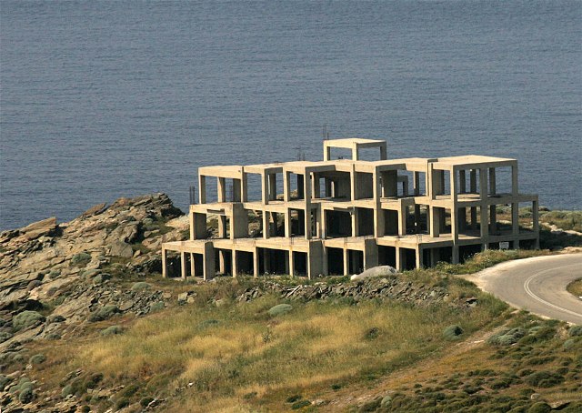 Το σίκουελ των αυθαιρέτων - Media