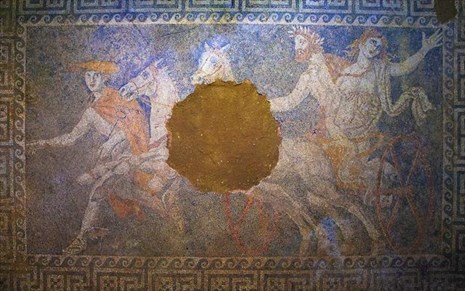Εκπληκτικό βίντεο από την αποκάλυψη του ψηφιδωτού της Αμφίπολης – Στη δημοσιότητα φωτογραφίες από τα φτερά των Σφιγγών - Media