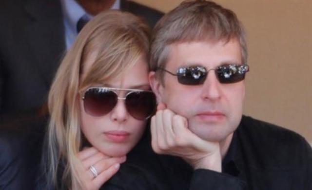 Συνελήφθη στην Κύπρο για κλοπή η εν διαστάσει σύζυγος του Ριμπολόβλεφ
 
  - Media