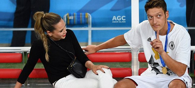 Αυτές είναι οι γυναίκες του Μεζούτ Οζίλ: Το ερωτικό τρίγωνο, οι ροζ συνομιλίες και το σκάνδαλο - Media