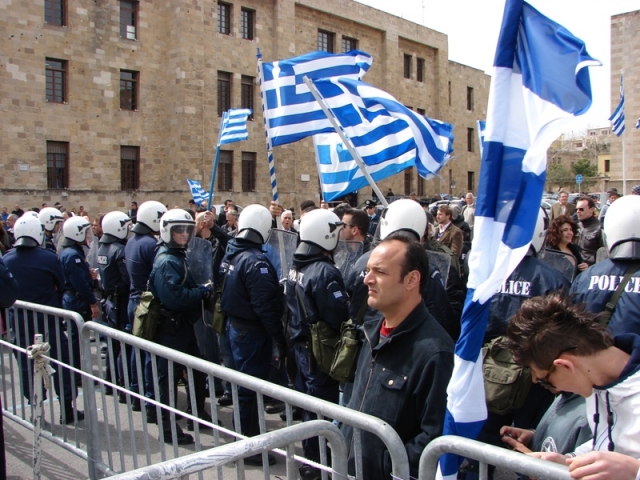 Μαχαίρωσαν δημοτικό σύμβουλο στην παρέλαση της Ρόδου - Media