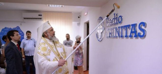 Ο Πατριάρχης της Ρουμανίας ευλογεί με... μπατανόβουρτσα (Photos) - Media