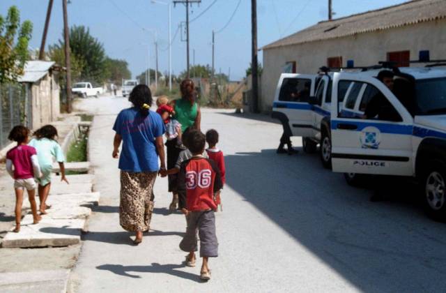 Ρομά από τα Άνω Λιόσια η μητέρα του βρέφους στη Μυτιλήνη
 - Media