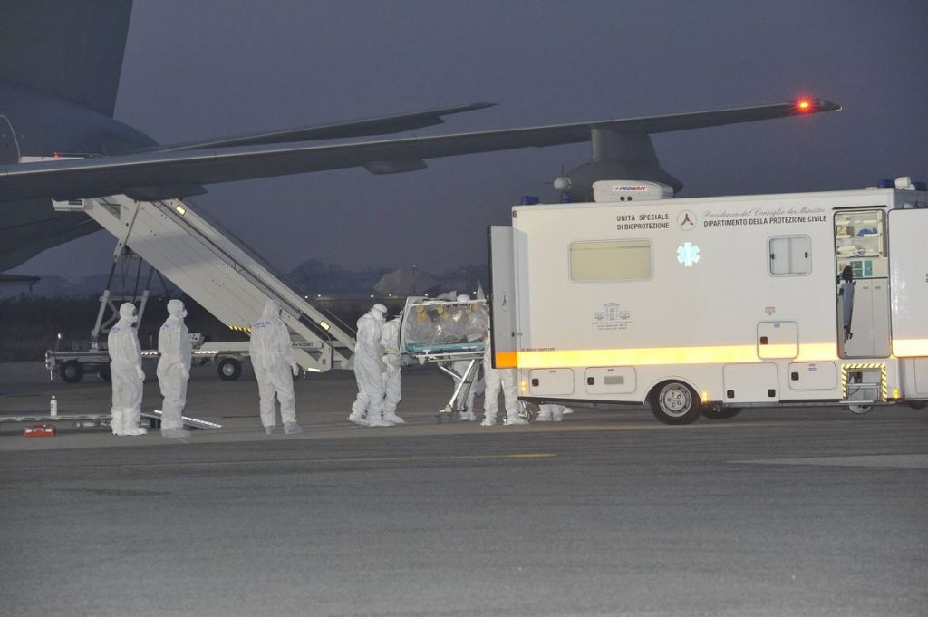 Σε νοσοκομείο της Ρώμης ο γιατρός που προσβλήθηκε από τον ιό Έμπολα - Media