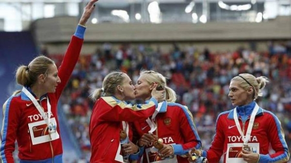 Ένα φιλί από Ρωσίδες πρωταθλήτριες ενάντια στην ομοφοβία - Media