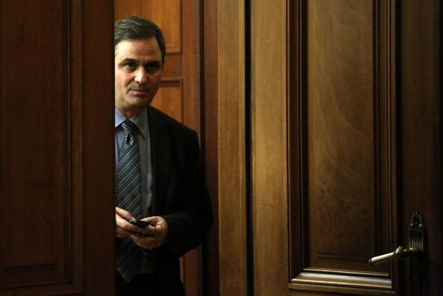 Τριβές στη συγκυβέρνηση για τις μεταθέσεις εφοριακών - Media