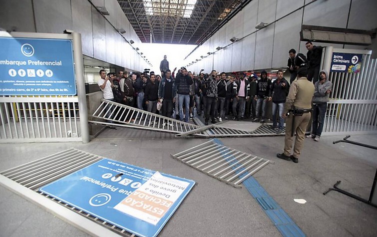 Συγκρούσεις απεργών και Αστυνομίας «παρέλυσαν» το Σάο Πάολο - Media