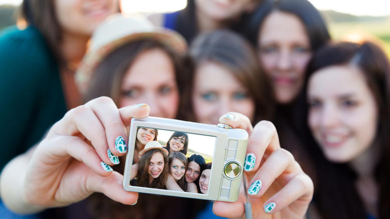 Οι Ρώσοι προειδοποιούν: Οι selfies βοηθούν στην εξάπλωση… ψειρών! - Media