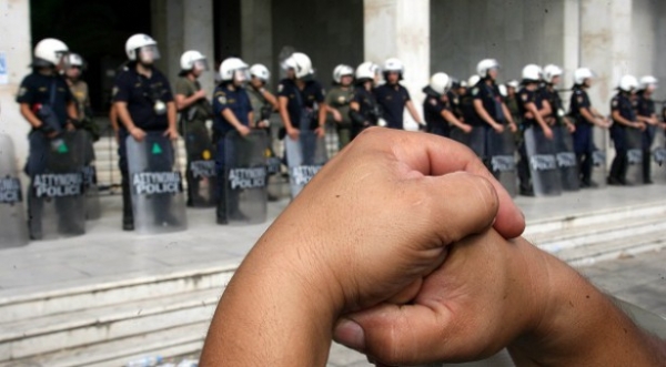 Στον εισαγγελέα οι 12 συλληφθέντες από τα Ναυπηγεία Σκαραμαγκά  - Media