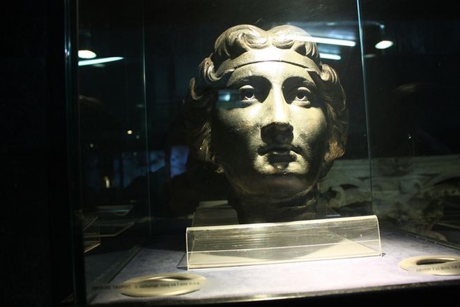 Ομοιώματα των Μ. Αλεξάνδρου, Φιλίππου Β’, Αριστοτέλη και Ιουστινιανού στο αρχαιολογικό μουσείο των Σκοπίων - Media