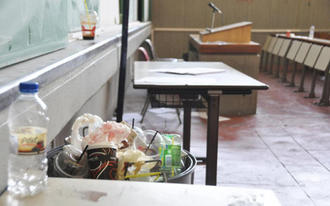 Στο έλεος των σκουπιδιών η Φιλοσοφική Αθηνών (Photos) - Media