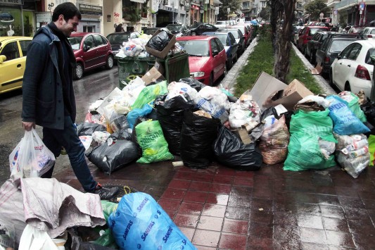«Χάος» στην Τρίπολη από τα σκουπίδια - Media