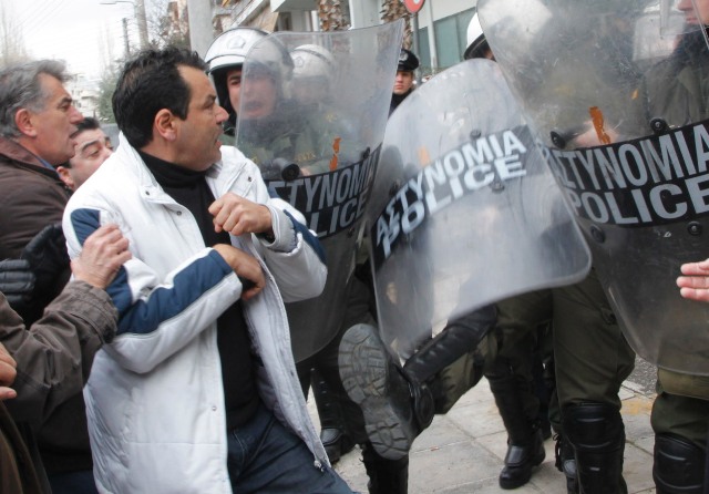 Συγκρούσεις ΜΑΤ – κατοίκων για τα σκουπίδια στη Φυλή - Media