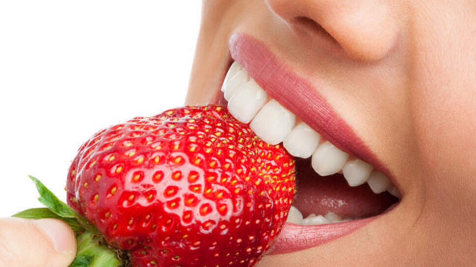 Ακόμα πιο λευκά δόντια με …. φράουλες και λεμόνι! - Media