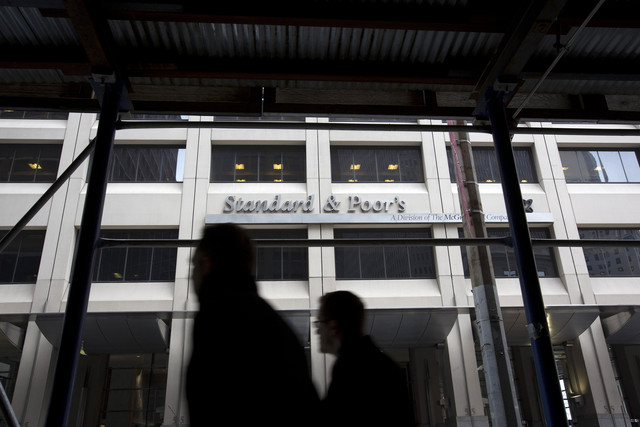 S&P: Χρειάζεται νέο «κούρεμα» ελληνικού χρέους - Media