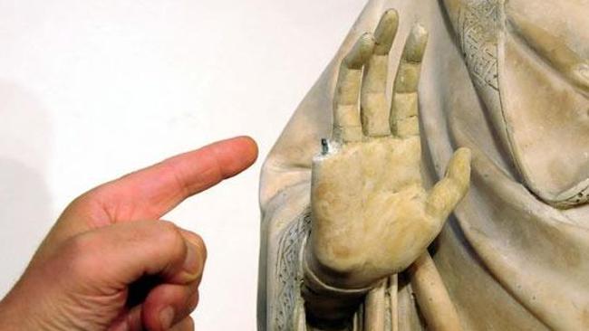 Άγαλμα 600 ετών χάνει δάχτυλο μετά από άγγιγμα αμερικανού τουρίστα - Media