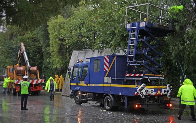 Ισχυρή νεροποντή στην Αθήνα (Εικόνες)  - Media