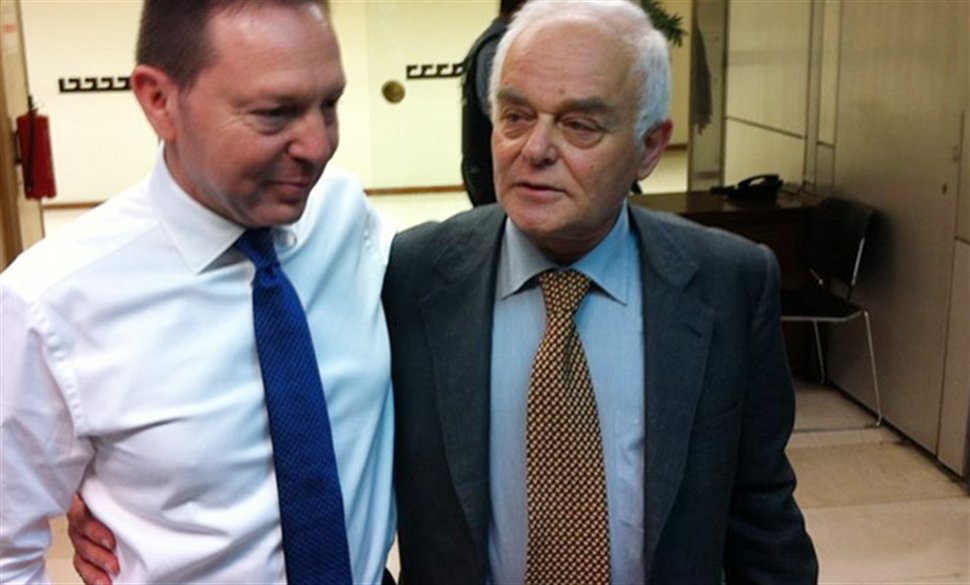 Συζητήσεις με το «μαχαίρι στο λαιμό»!  - Media