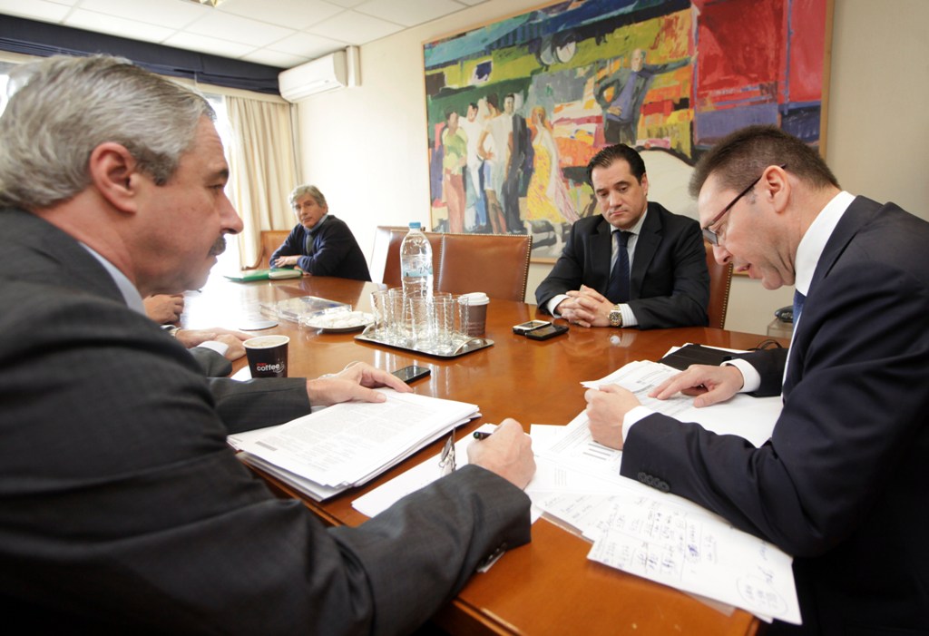 Έπεσε έξω στους στόχους ο Στουρνάρας - Media