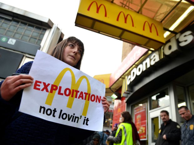 Απεργούν οι εργαζόμενοι στα φαστ-φουντ των ΗΠΑ - Media
