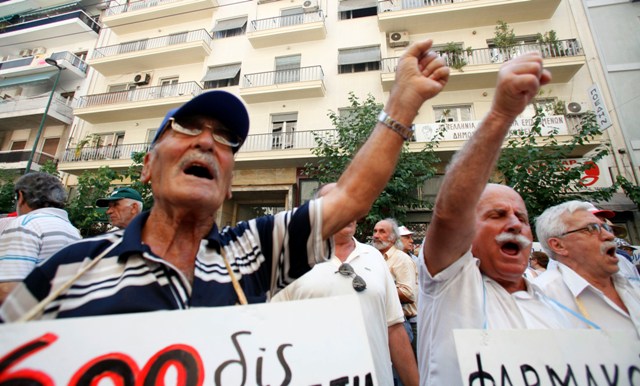 Διαμαρτυρία συνταξιούχων έξω από το ΕΤΕΑ για την περικοπή των επικουρικών - Media