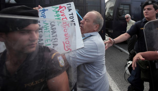 ΜΑΤ εναντίoν συνταξιούχων - Media