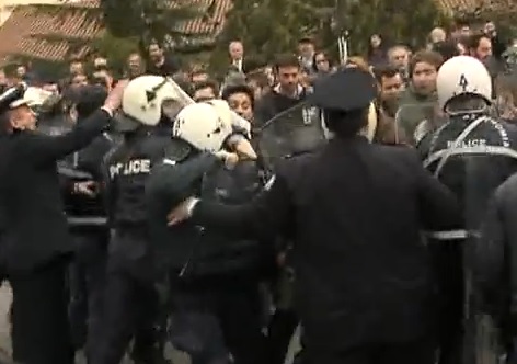Συλλήψεις και επεισόδια μεταξύ ΚΚΕ και αστυνομίας λόγω Χρυσής Αυγής - Media