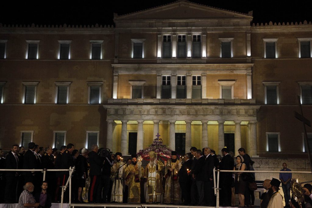 Σύνταγμα: Αποδοκιμασίες επισήμων κατά την περιφορά του Επιταφίου (video) - Media