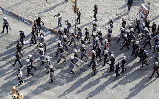 «Ντου» της τουρκικής αστυνομίας στην πλατεία Ταξίμ - Media