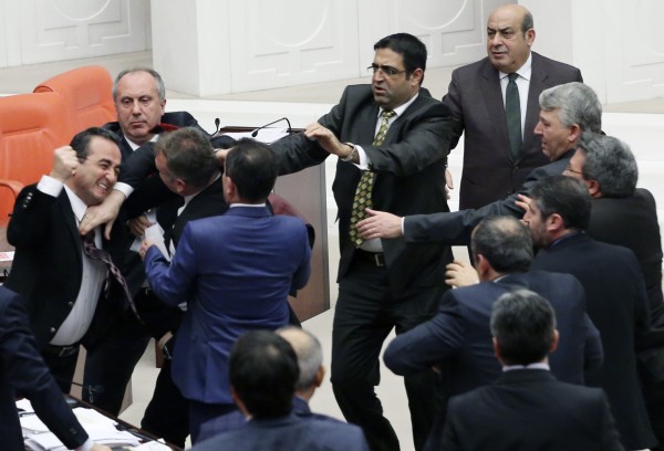 Ρινγκ η τουρκική βουλή - Media