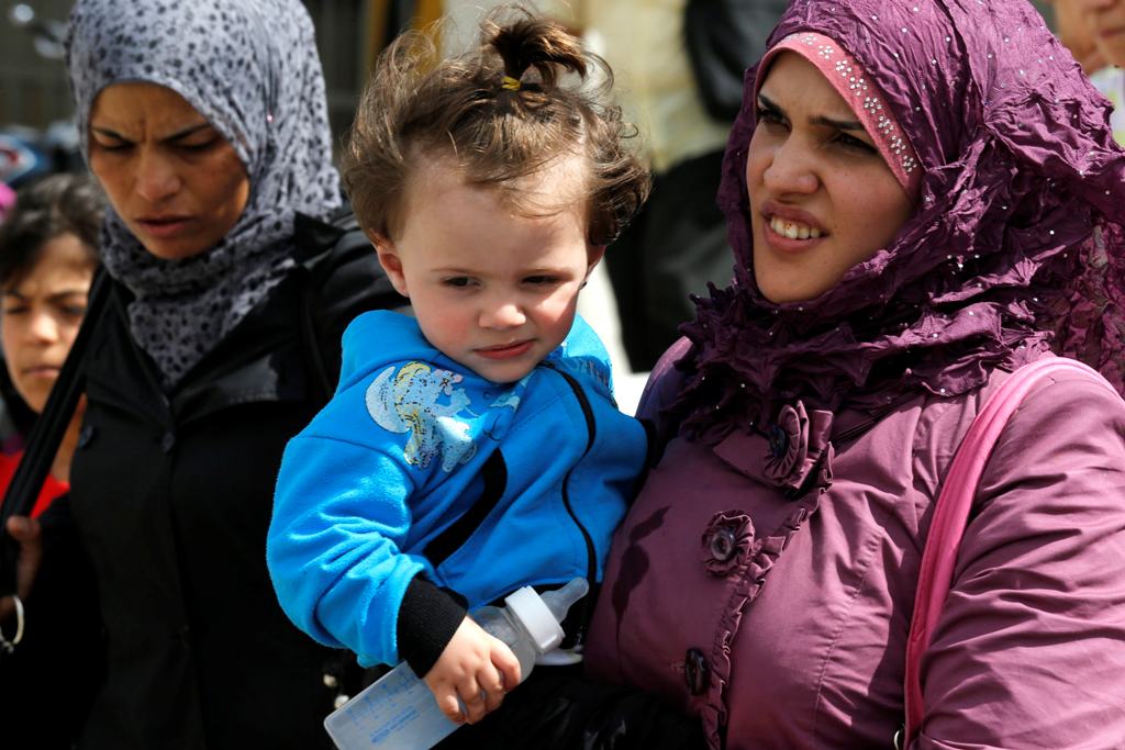 Αντί για βόμβες, στέλνουν βοήθεια στη Συρία! - Media