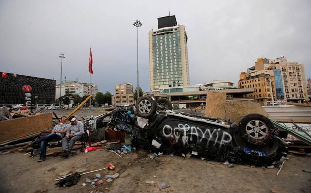 Νηνεμία μετά από νύχτα συγκρούσεων στη Τουρκία - Media