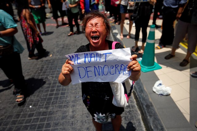 Στους δρόμους στη Ταϊλάνδη ενάντια στη χούντα - Media