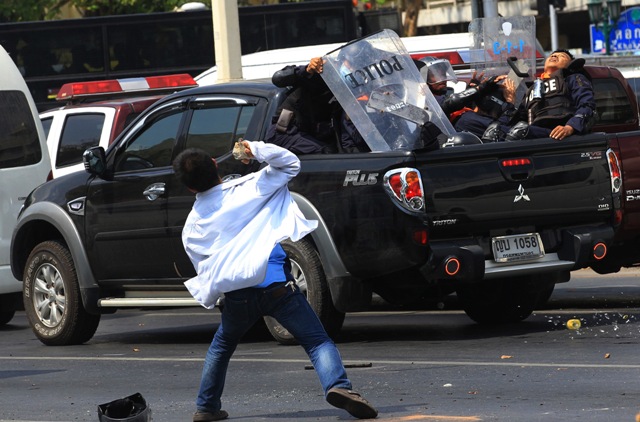 Ταϊλάνδη: Συγκρούσεις, νεκροί και στο στόχαστρο έρευνας η πρωθυπουργός - Media