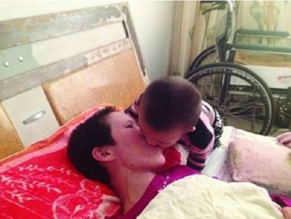 Δίχρονο παιδάκι έσωσε την ανάπηρη μητέρα του. Μασούσε το φαγητό της και την τάιζε από το στόμα του (Photos) - Media