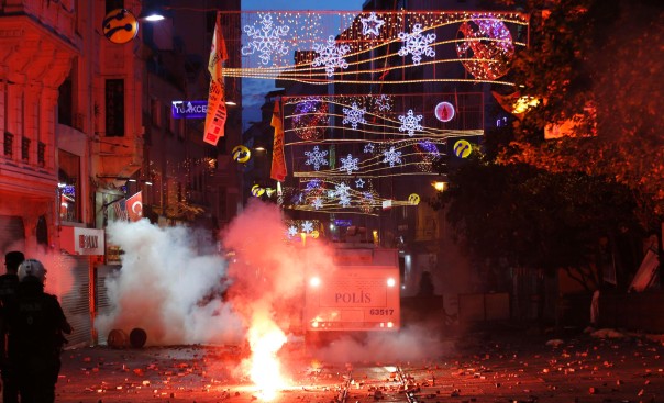 Με δακρυγόνα και νερό υπό πίεση διέλυσε η τουρκική αστυνομία διαδηλωτές - Media